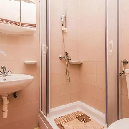2 Bedroom Awesome In Malinska