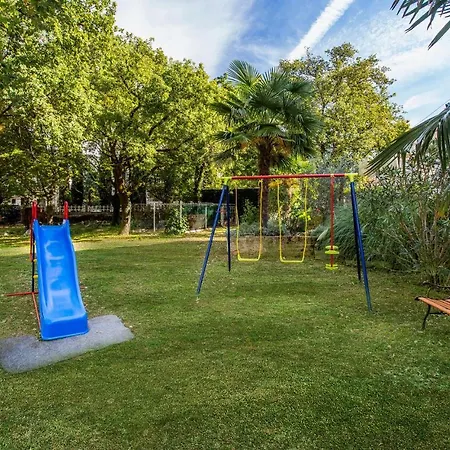 2 Bedroom Awesome In Malinska