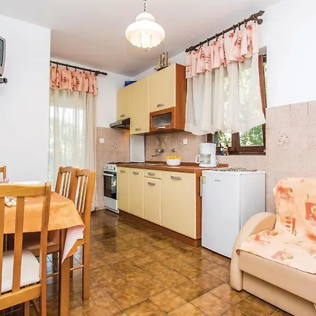 Apartmán 2 Bedroom Awesome In Malinska