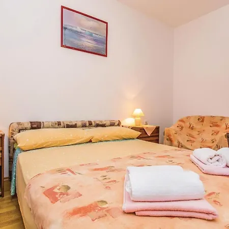 Apartmán 2 Bedroom Awesome In Malinska
